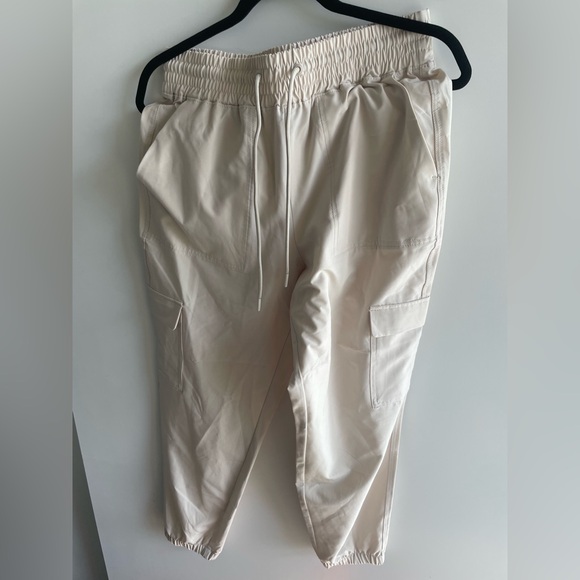 Old Navy High-Waisted StretchTech Cargo Jogger Pants for Women - Picture 3 of 4